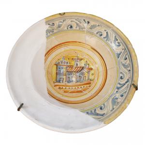 Antico piatto in maiolica. Epoca XVI secolo.